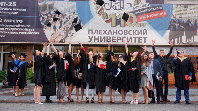 Выпускники в мантиях