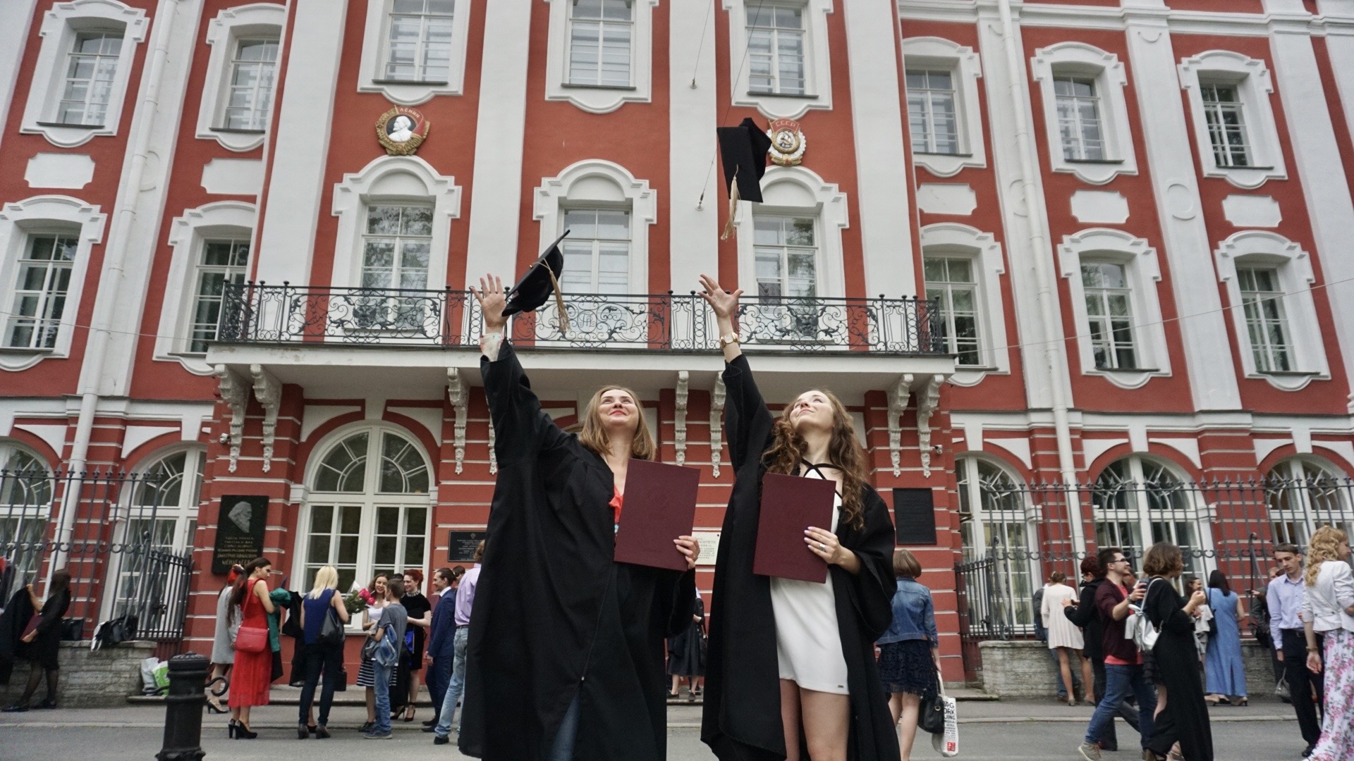 Выпускники в мантиях